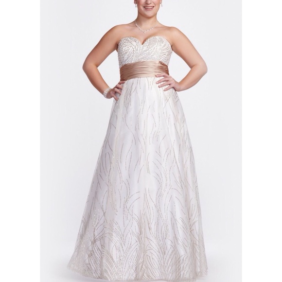 Beautiful Gown - Picture 2 of 7